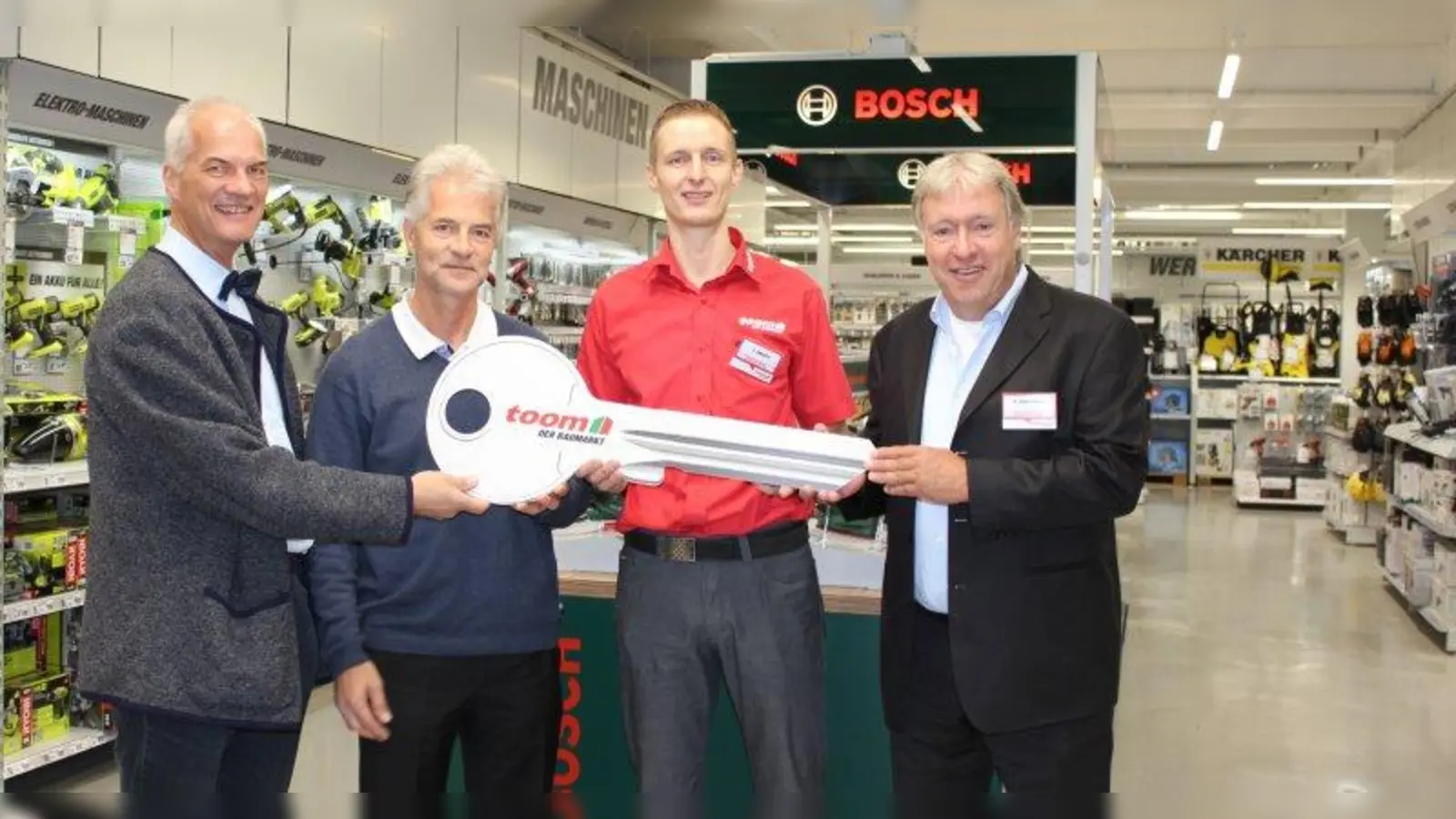 Schlüsselübergabe nach achtwöchiger Umbauzeit (v.l.): toom-Marktleiter Eric Sinkewitz (2.v.r.) und toom-Regionalverkaufsleiter Klaus Habermann (re.) zusammen mit Michael Mahlo (li.) und Paul Rothenfußer, beide Vorstand und Geschäftsführer der Jacob und Marie Rothenfußer-Gedächtnisstiftung, die Vermieter des Gebäudes in der Allacher Straße sind. (Foto: sb)