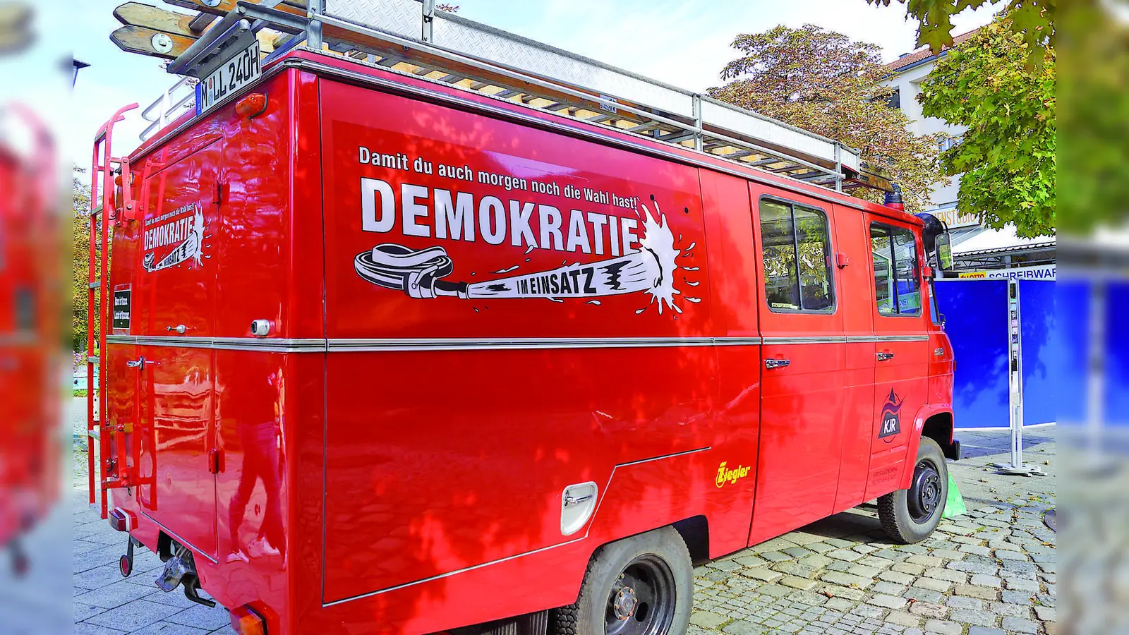Auf dem Demokratiemobil findet sich der Satz (Foto: KJR)
