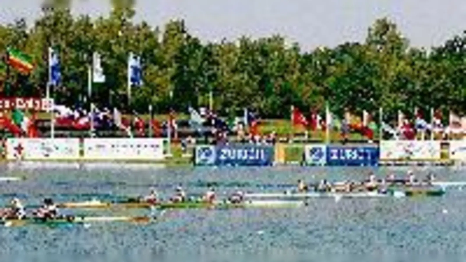 Spitzensport und Hochspannung  und das für die Besucher bei freiem  (Foto: der Ruder World Cup 2003 auf der Regattaanlage in Oberschleißheim.)