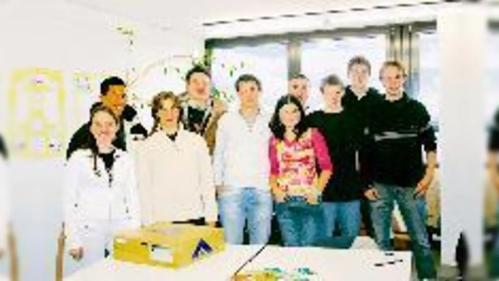 Die zehn »Jungunternehmer« des Moosacher Gymnasiums präsentieren ihren entwickelten Prototypen.	 (Foto: ta)