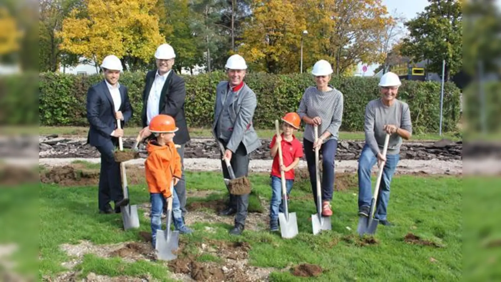 Der »Erste Spatenstich« für die neue Grundschule am Wald ist vollbracht: Tobias Bonschak, Michael Burazanis,  Ullrich Sander,  Hildegard Höhn und Rudi Schwab (v. li.). Mit von der Partie waren auch die Grundschüler Samuel und Arian.  (Foto: Heike Woschee)