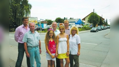 Auf der Suche nach einer Lösung für die gefährliche Kreuzung Eversbusch-/Ludwigsfelder Straße: (v.l.) Thomas Bauer, Fritz Schneller, Martina Dimpfl, Henning Clewing, Antonia Licht, Erich Schlittenbauer und Gabriele Hartdegen. (Foto: LS)