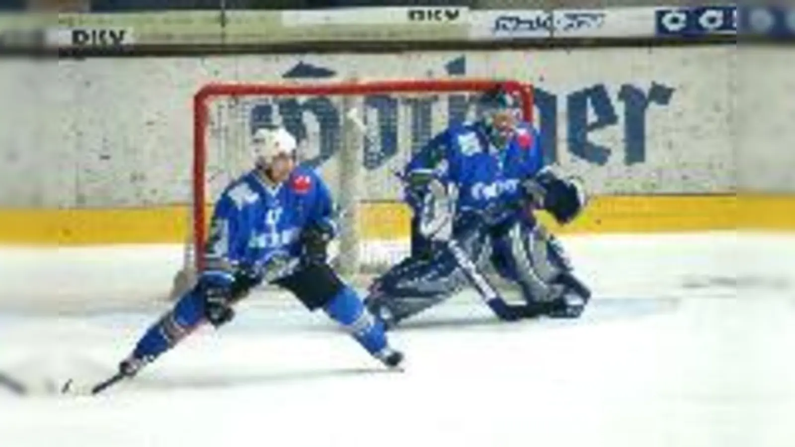 Jetzt kommt's auch darauf an, dass die Abwehr steht. In den kommenden Spielen zeigt sich endgültig, ob der EHC in den Playoffs spielt.  (Foto: H. Feiner)