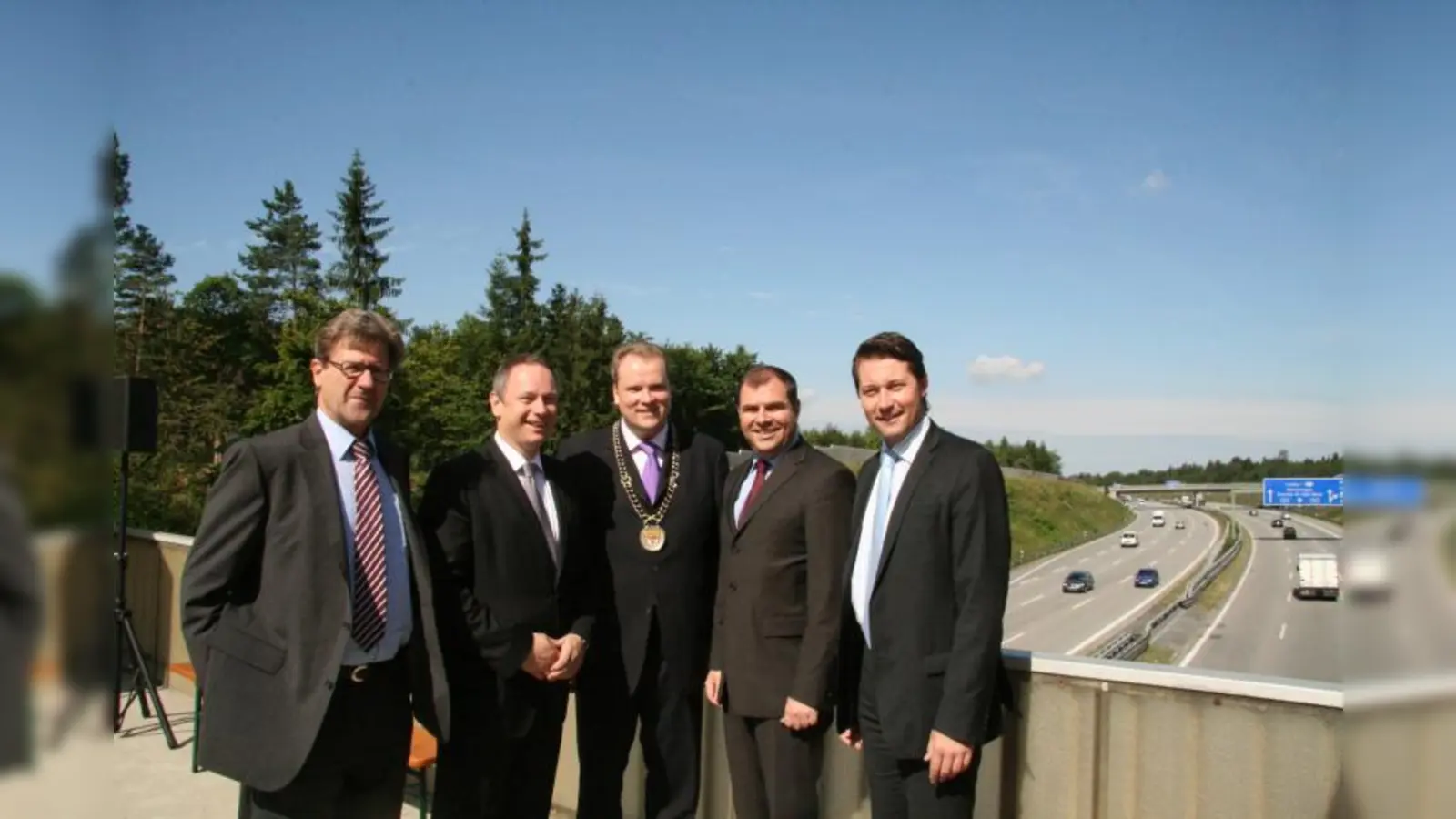 Beim Startschuss für die Lärmsanierungsmaßnahme: (v.l.) Autobahndirektions-Chef Paul Lichtenwald, Finanzminister Georg Fahrenschon, Bürgermeister Christoph Göbel, Bundestagsabgeordneter Florian Hahn und Staatssekretär Andreas Scheuer. (Foto: US)