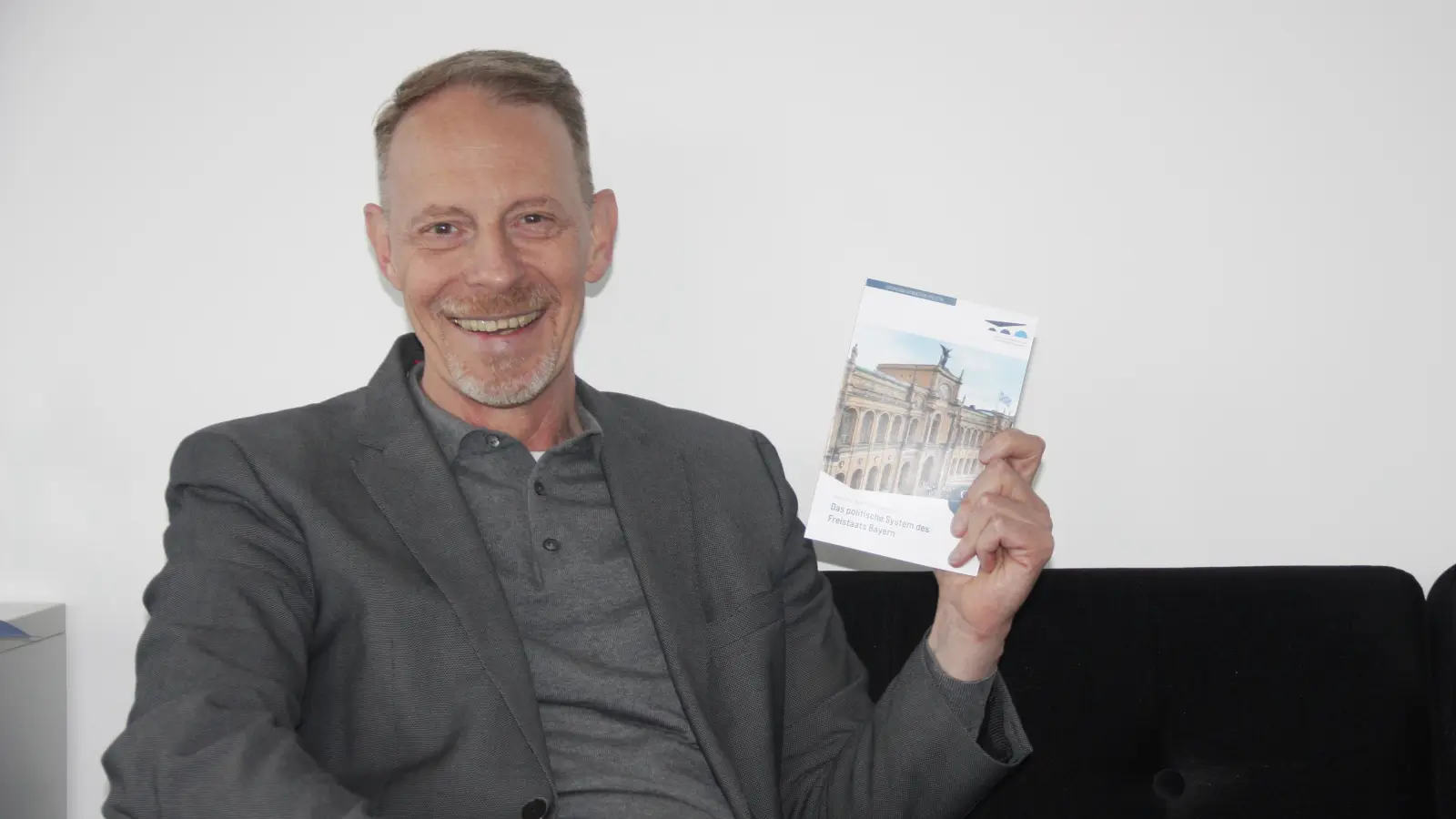 Rupert Grübl (Direktor der Bayerischen Landeszentrale für politische Bildungsarbeit) mit der neuen Broschüre, die das politische System Bayerns gut verständlich erklärt. (Foto: job)