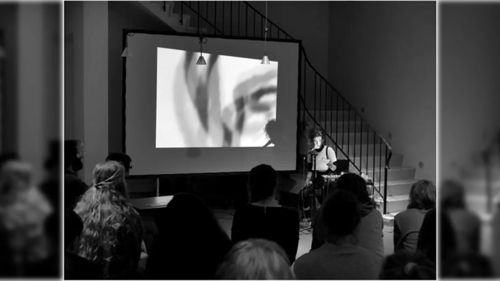 Poesie, Fiktion, Literatur  Worte und Stimmen treten bei der Reihe „liaison” in Verhältnisse und wechselseitige Beziehungen.  (Foto: Mario Steigerwald)