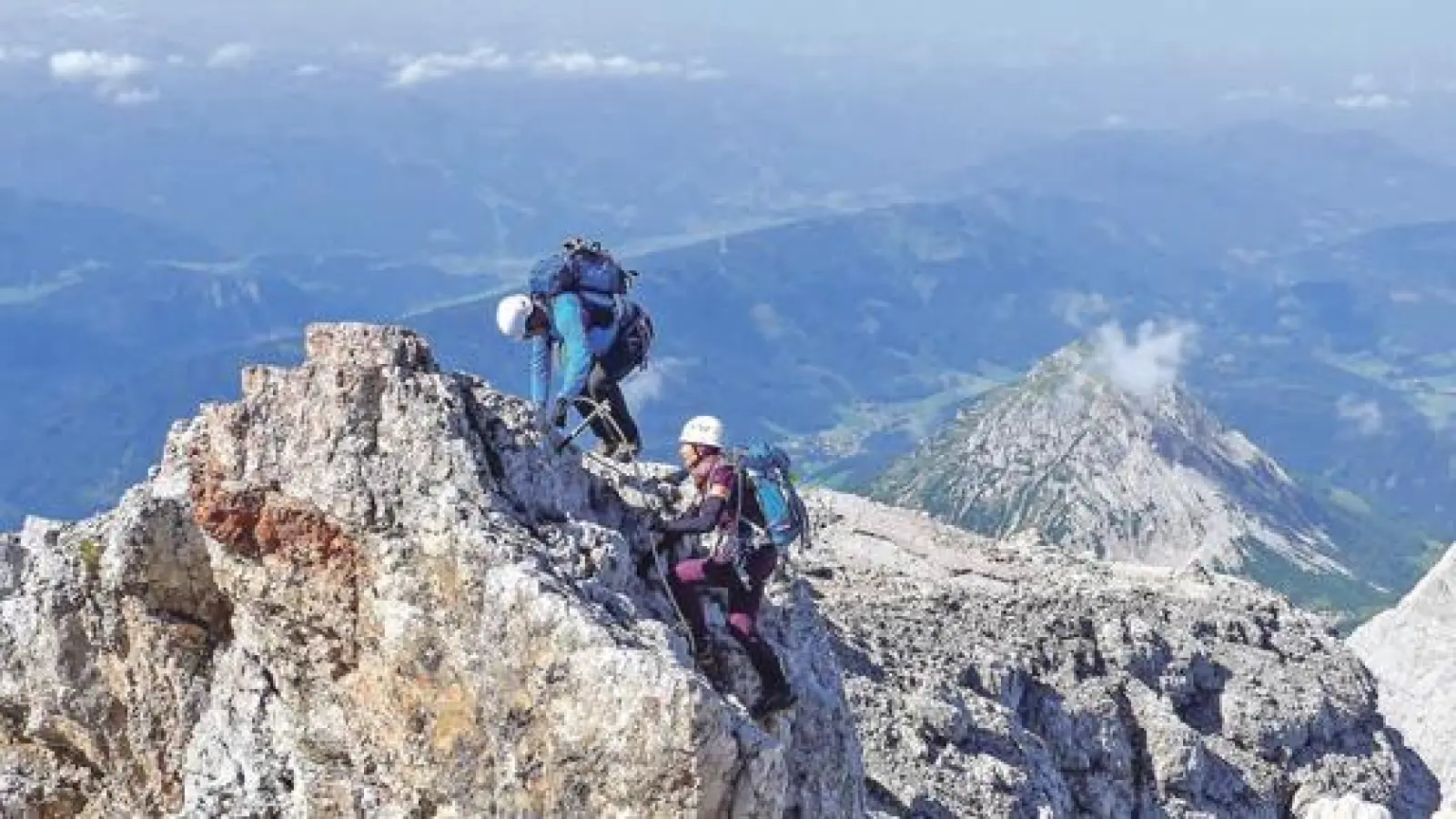 Bei der Videopräsentation geht es um die Touren-Highlights von früher bis heute  wie hier am Dachsteingipfel.	 (Foto: DAV)