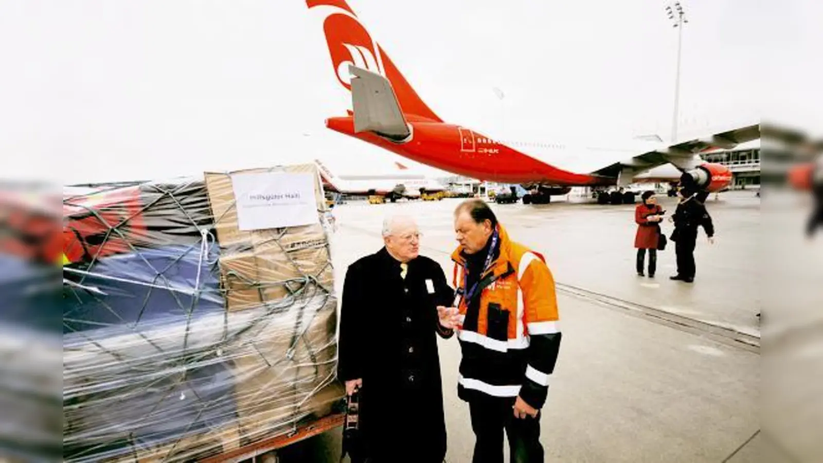 Der Anfang der Hilfsaktion: Wolfgang Wagner, Vorsitzender von Navis (links) und Thomas Biehler vom Flughafenverein koordinieren die Hilfe.	 (Foto: ba)