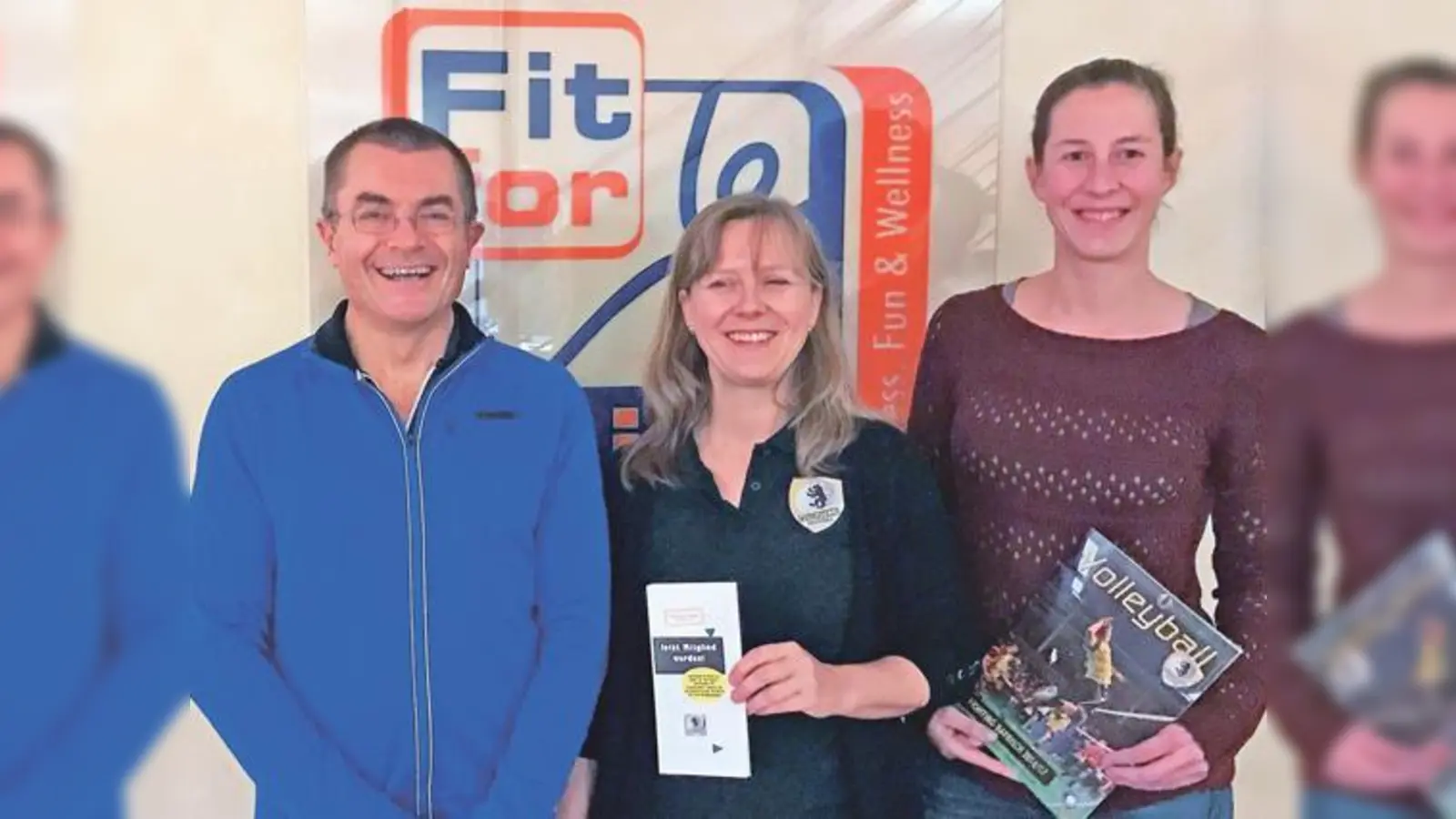 Mit einem kostenlosen Fitnessangebot für neue Mitglieder möchte Wolfgang Schnaitter (li) die Arbeit des Fördervereins Volleyball Grafing fördern. Über seine Unterstützung freuen sich Astrid Burmeister, (mitte) und Amelie Senn (re).  (F: Verein)