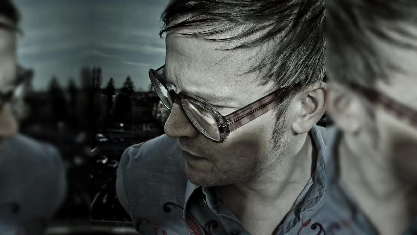 Mit seiner Akustikgitarre und unverkennbaren Stimme beeindruckt der Sänger und Gitarrist Tom Lüneburger die Hörer, die unweigerlich in seinen Texten versinken. (Foto: pi)