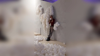 Die Färberei verwandelt sich in ein Kunstatelier, in dem die Kunststudentin Siri Wirtensohn arbeitet. (Foto: Pola Musenberg)