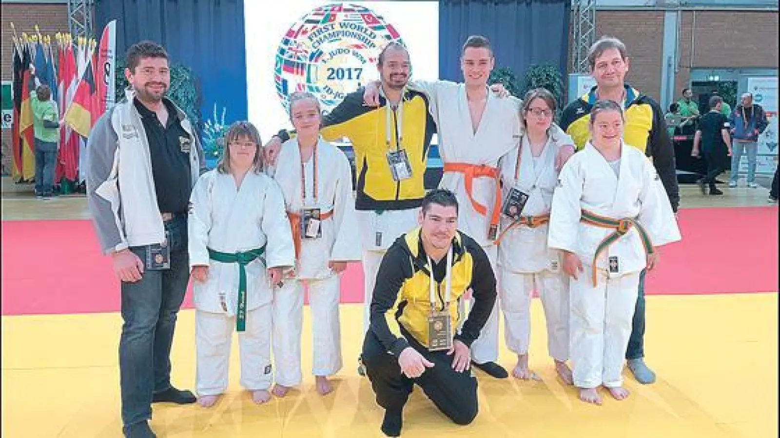 Das erfolgreiche Judo-Team des HPCA bei der WM in Köln. Von links nach rechts: Trainer Florian Sachs, Carolin Anzinger, Alessia Schmidt, David Rausch, Benedikt Tröger, Marina Eichner, Lara Holzmüller und Trainer Alwin Brenner, vorne: Roman Peter.  (F: HPCA)