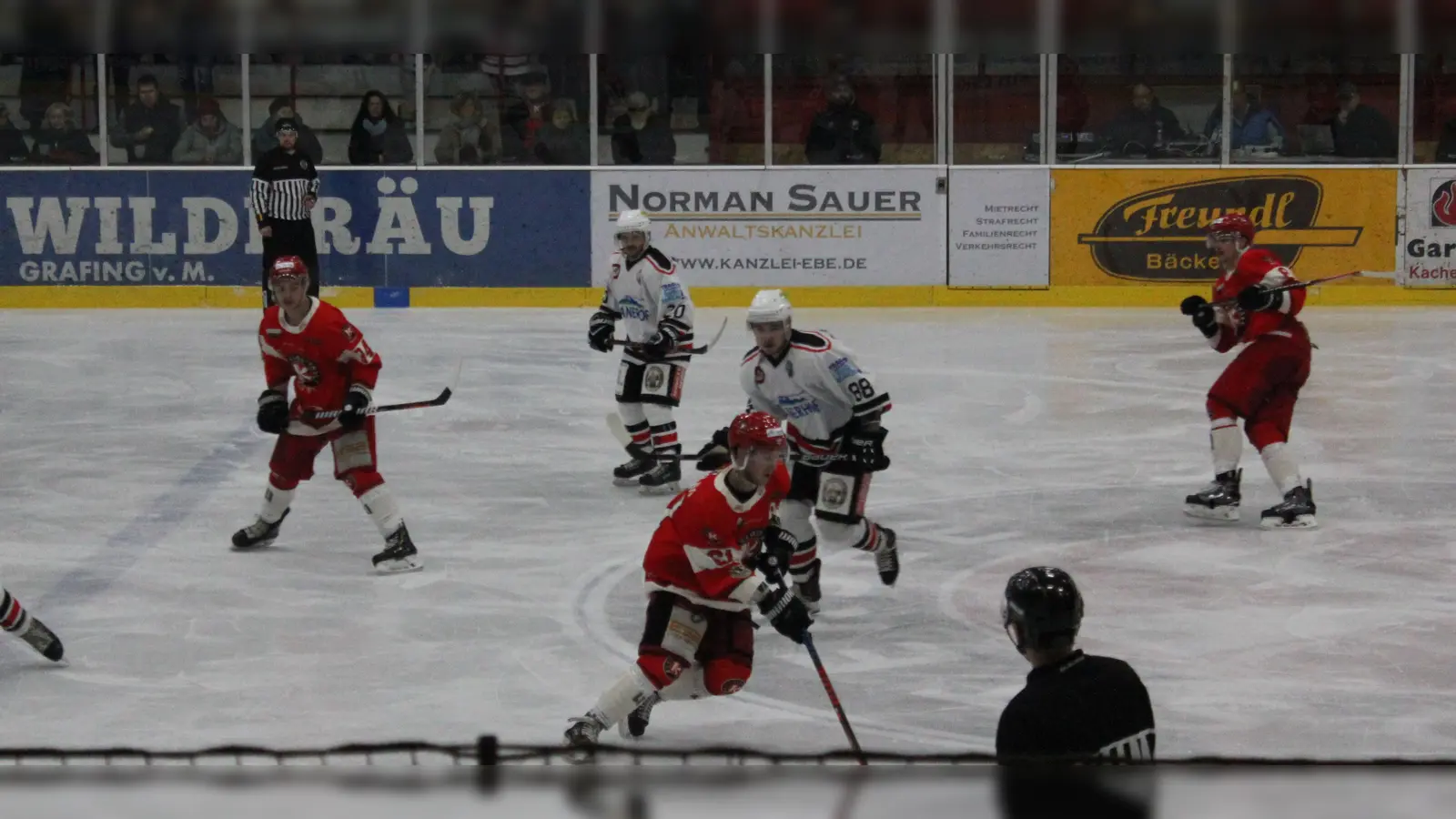 Raphael Kaefer und Philipp Quinlan im Heimspiel gegen die Peißenberg Eishackler, die zusammen fünf Tore zum 8:3-Erfolg beisteuerten. (Foto: smg)