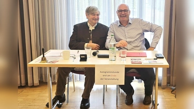 Bernhard Ulrich (r.) gab Einblicke hinter die Kulissen von „Dahoam is Dahoam“, Alfons Vogelmeier moderiert das Erzählcafé. (Foto: Treffpunkt 50+)