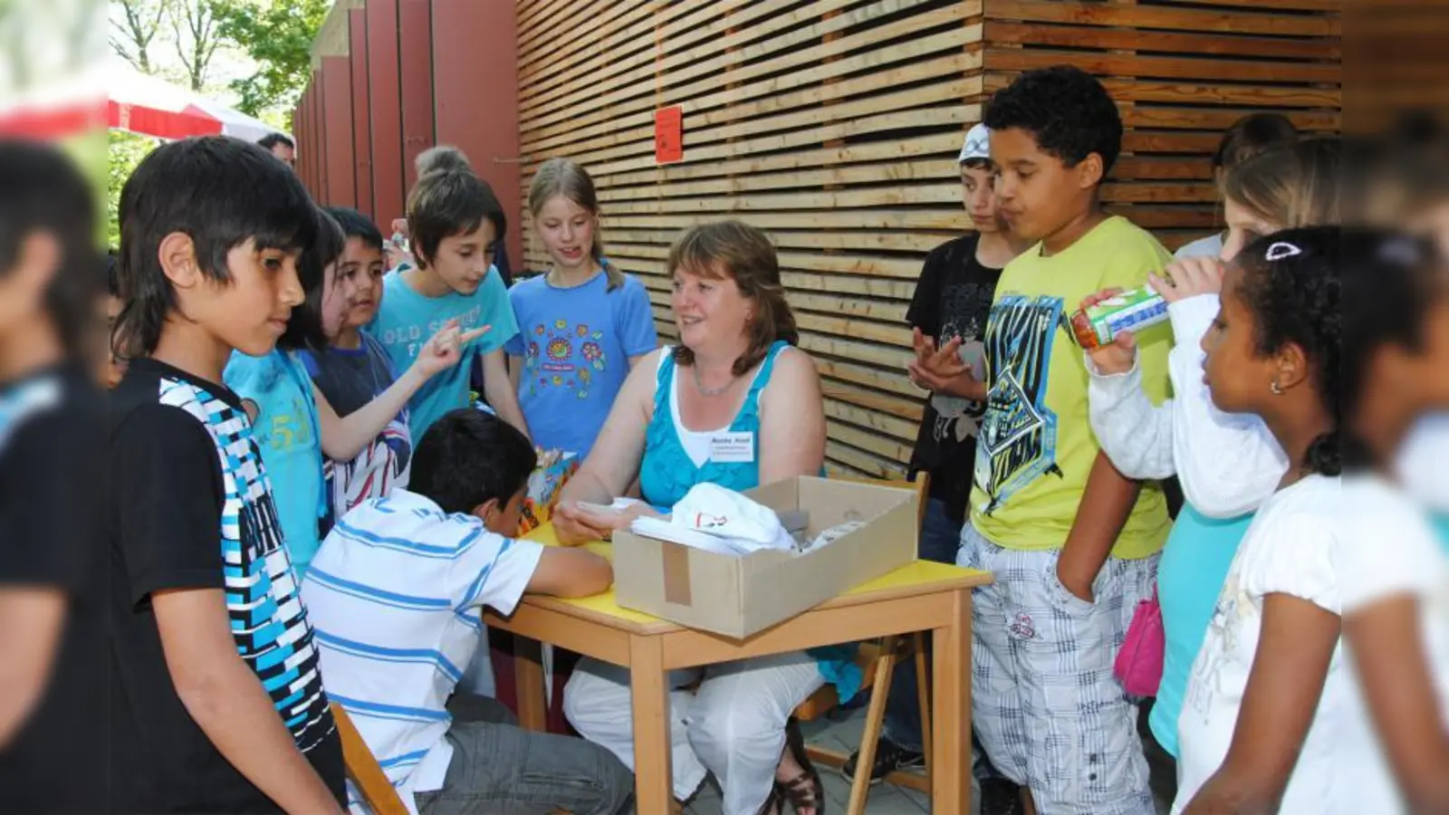 Unermüdlich stellte die BA-Kinderbeauftragte Monika Assal den Kindern die Quizfragen – für die Gewinner gab es kleine Geschenke. (Foto: Eva Schraft)