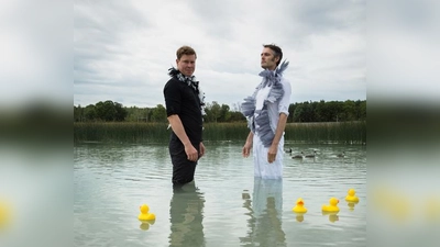 Valentin und Waldemar spielen das Märchen vom „Hässlichen Entlein” nach.  (Foto: Severin Vogl)