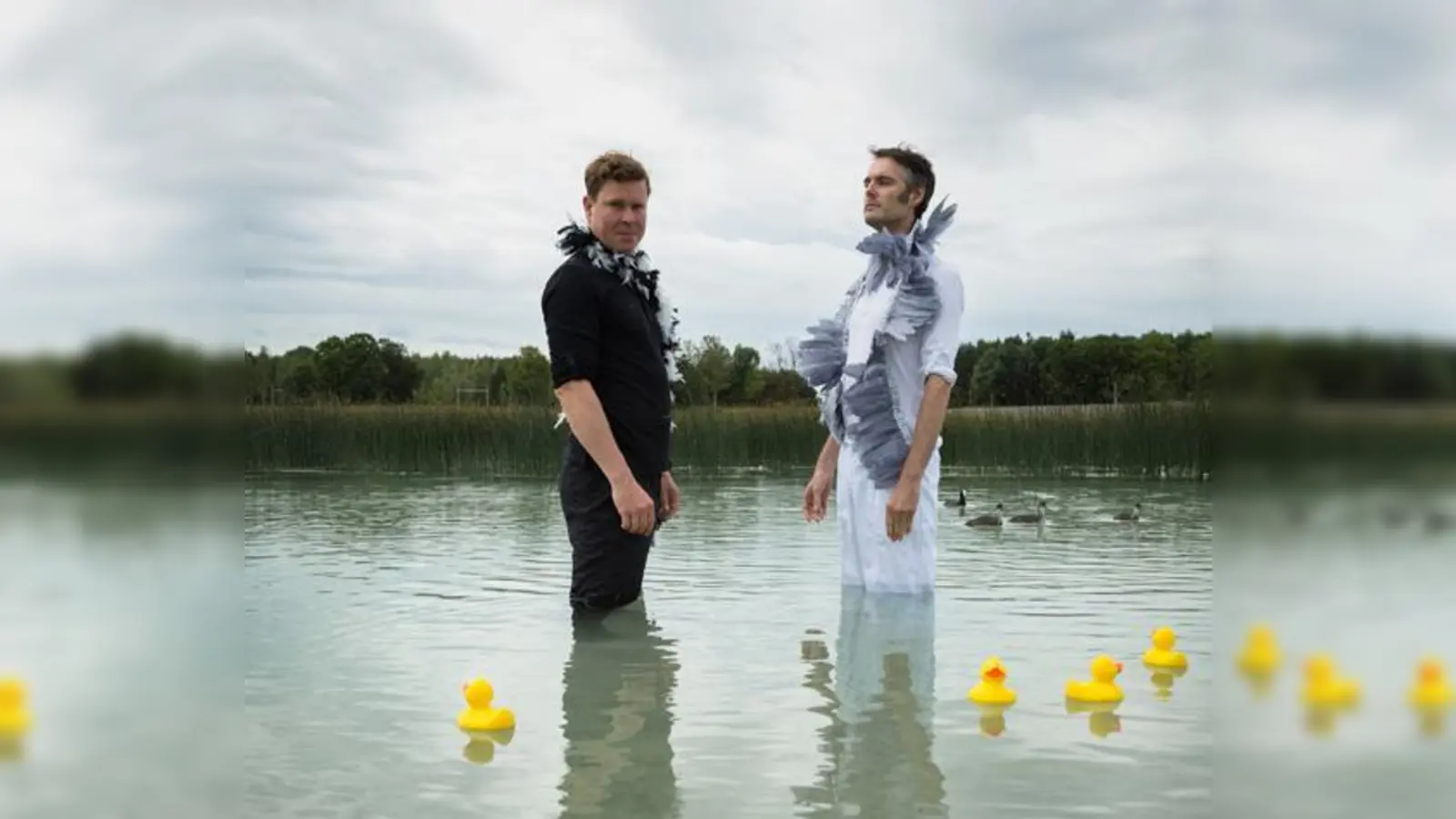 Valentin und Waldemar spielen das Märchen vom „Hässlichen Entlein” nach.  (Foto: Severin Vogl)