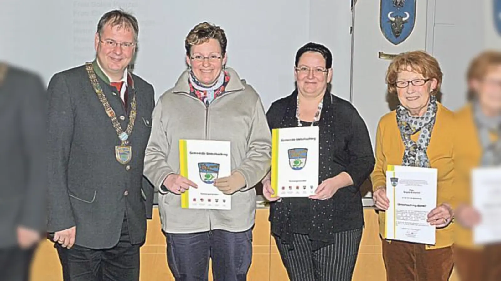 Bürgermeister Wolfgang Panzer (v.l.) vergab die Auszeichnung »Unterhaching dankt« an Manuela Fritz, Karin Radl sowie an Brigitte Butterhof.  (Foto: Kohnke)
