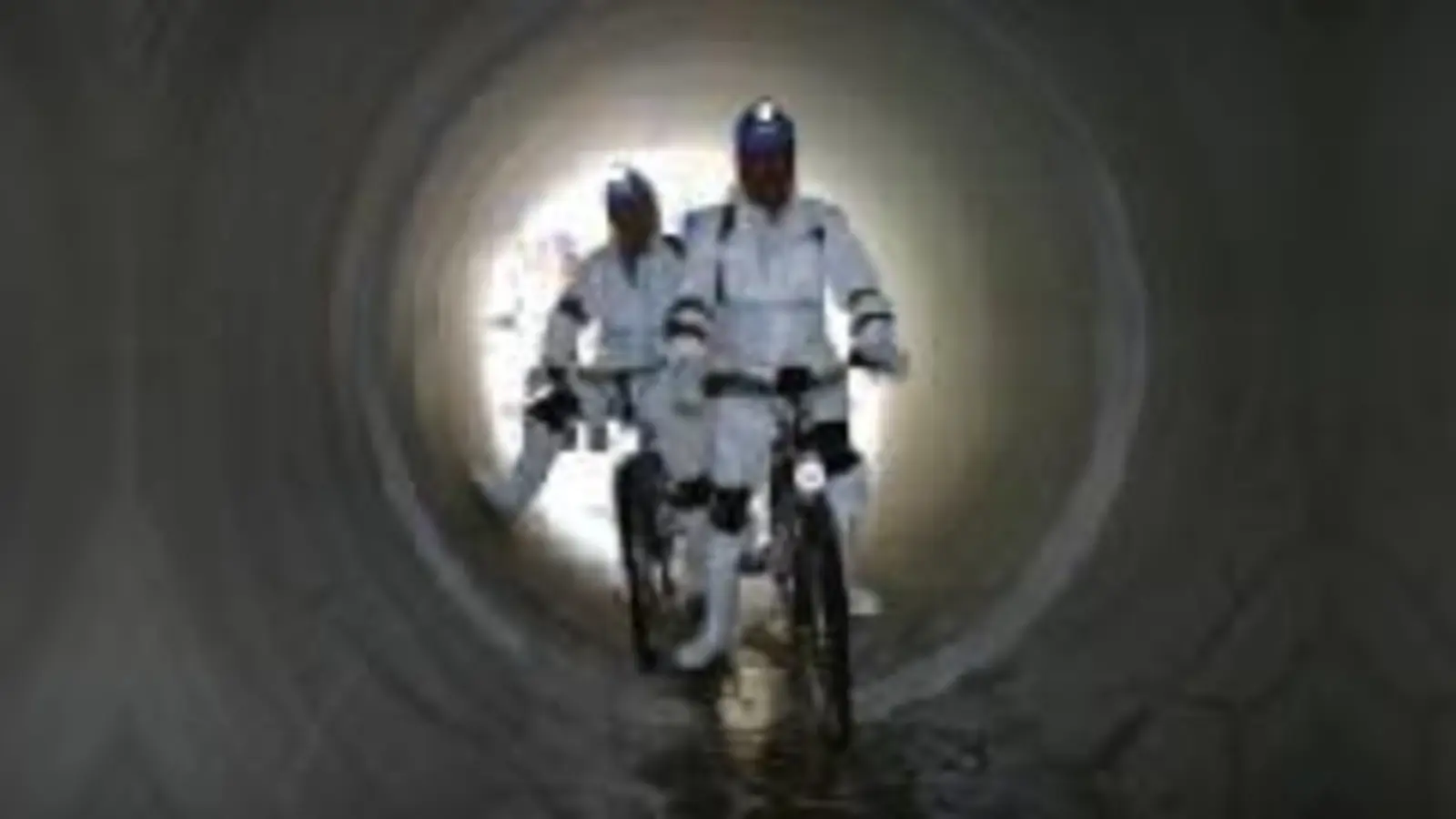 Christian Ude und Stephan Schwarz auf dem Weg in den Trinkwasserstollen.	  (Foto: cr)