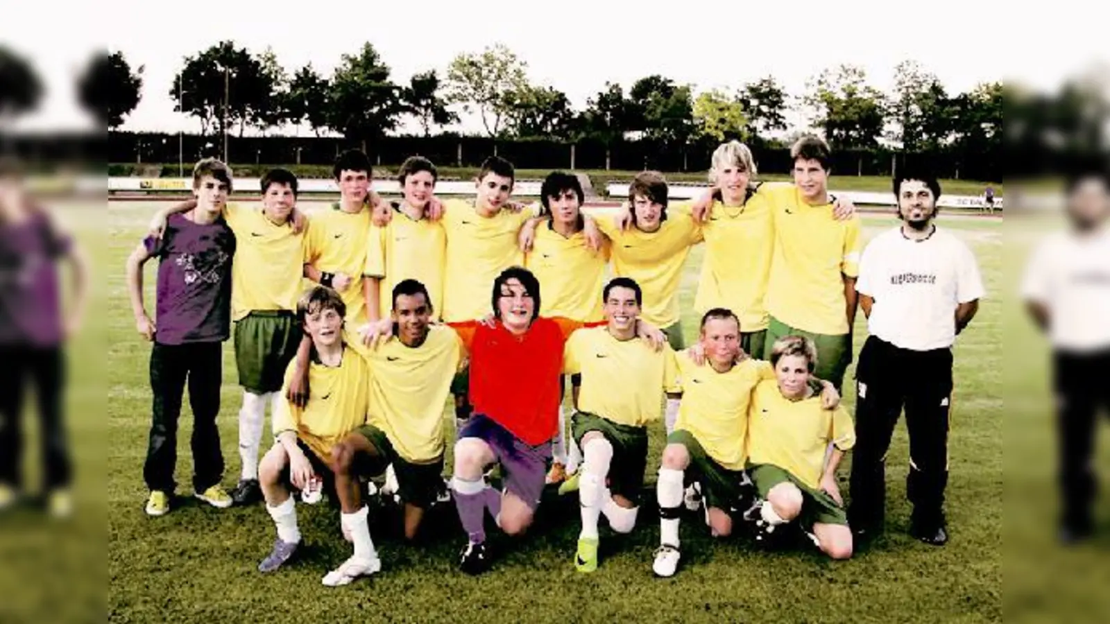 Stolze Aufsteiger: die Grünwalder C 1 und ihr Trainer Robert Ellersdorfer.   (Foto: TSV Grünwald)