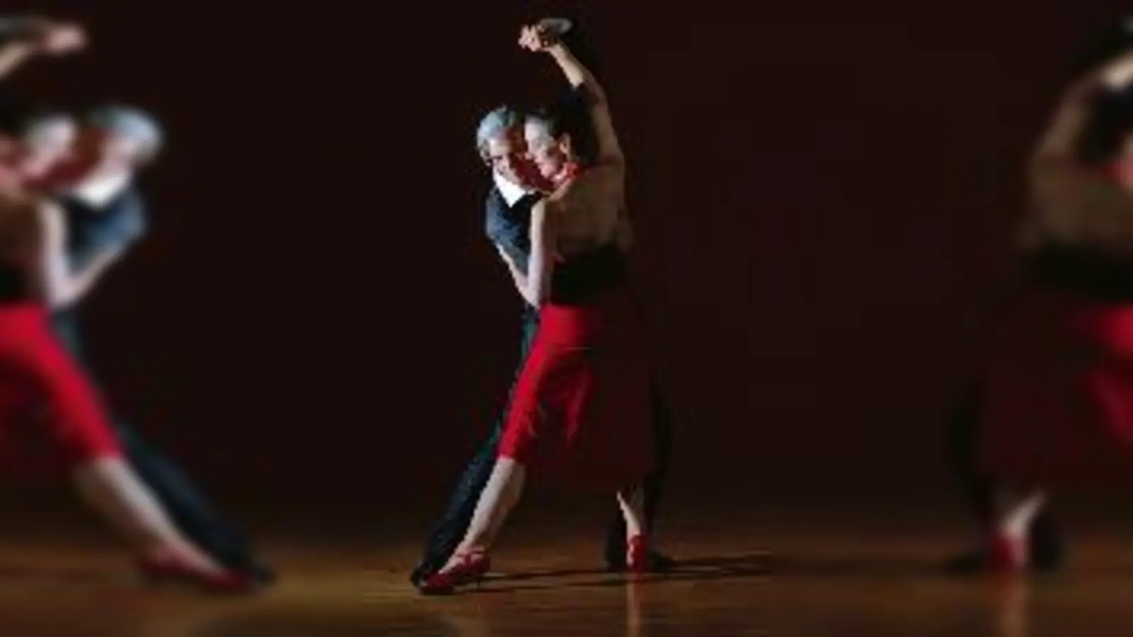 Getanzte Leidenschaft: Tangoball für Tangero(a)s und solche, die es werden wollen.  (Foto: VA)