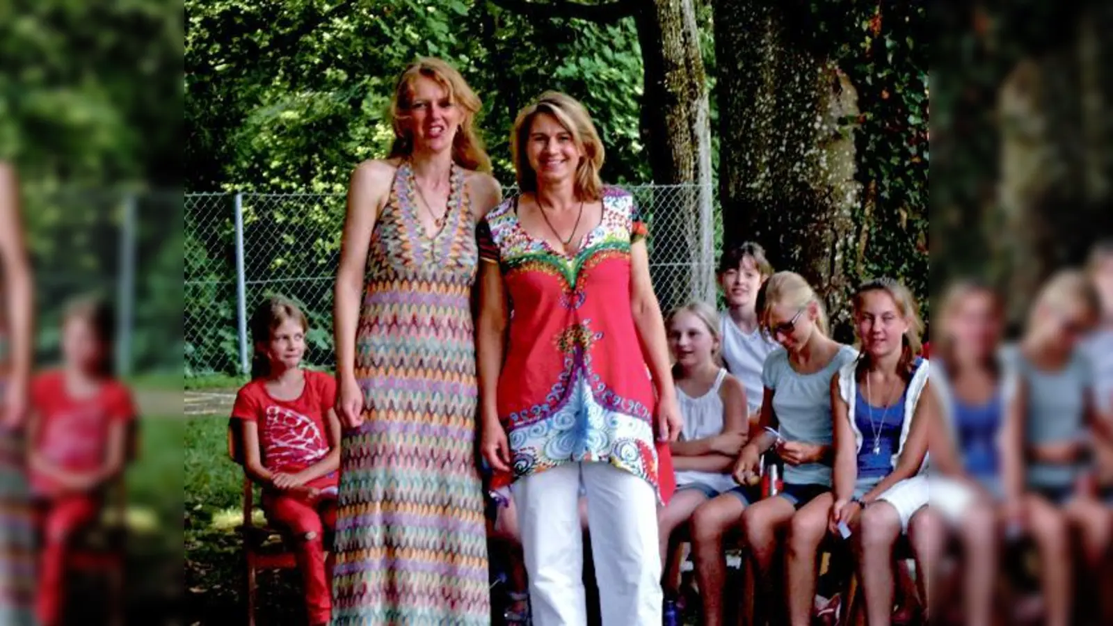 Veronika Lößl (links) und Sigrid Sommer gaben vor den Erdinger Schülerinnen Märchen zum Besten.	 (Foto: privat)