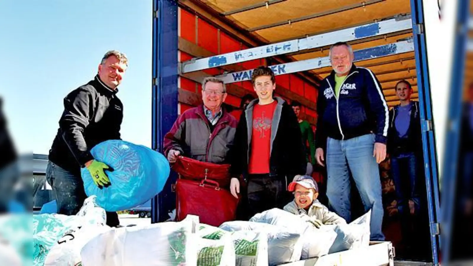 Claus Rüdiger (Mitglied im Organisationsteam), sein Vater Manfred Rüdiger, sein Sohn Johannes Rüdiger, Gosbert Schamberger und zwischen den Säcken der jüngste Sammler, Benedikt Kraus (v. li.).	 (Foto: VA)