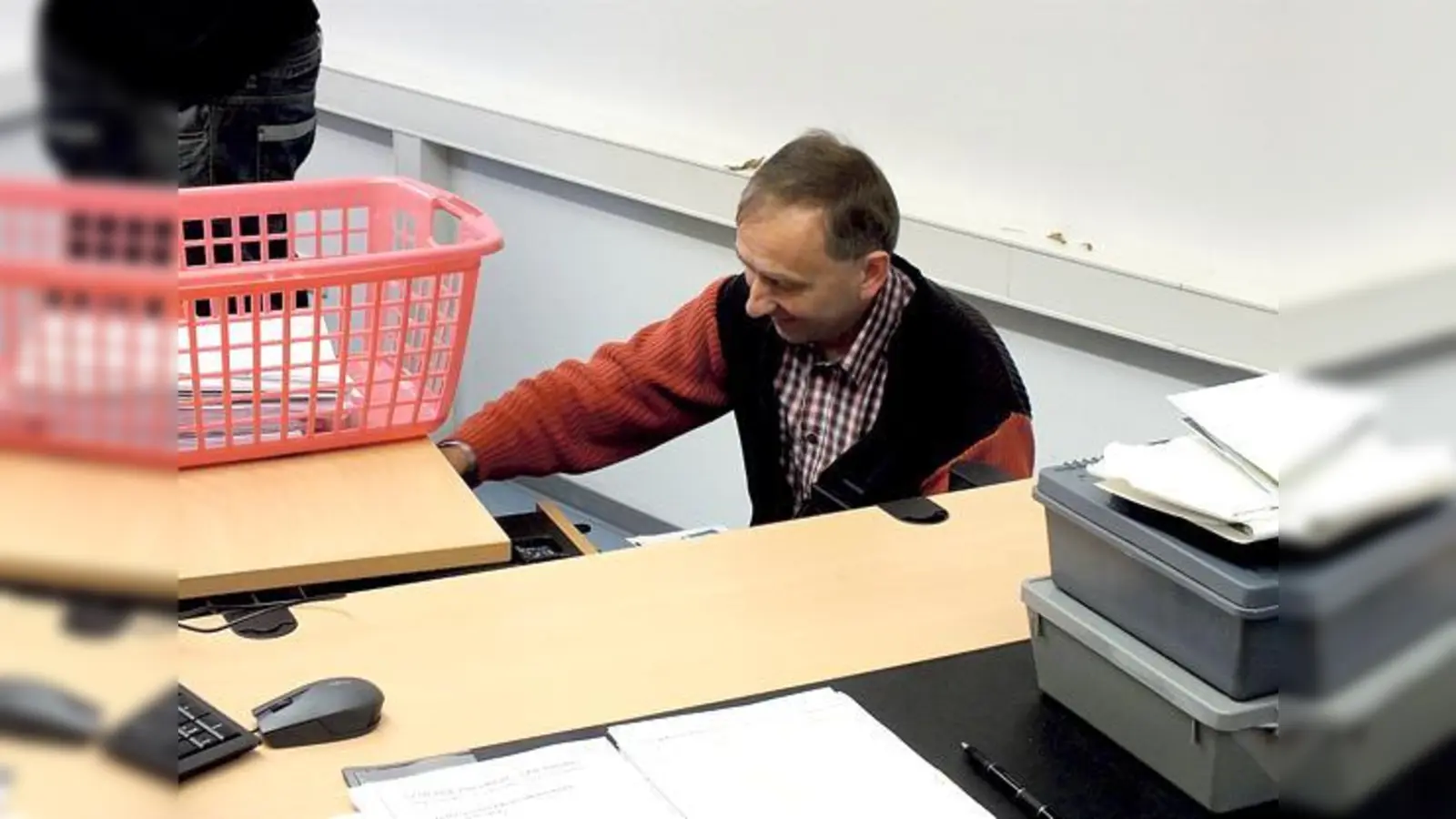 Hohenpoldings Bürgermeister Heribert Niedermaier muss seinen Schreibtisch aus- und wieder einräumen. Mit seinen drei Kollegen und der ganzen Verwaltung zog er in den Neubau nebenan. 	 (Foto: sy)