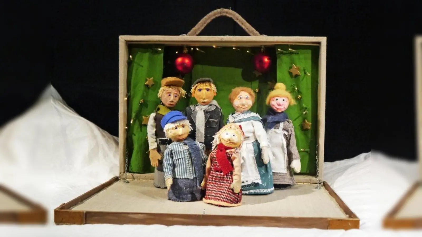 Noch sind sie ganz entspannt, die Figuren des Puppentheaters Pantaleon, am 3. Dezember aber treten sie in Weilheim auf. (Foto: Figurentheater Pantaleon)