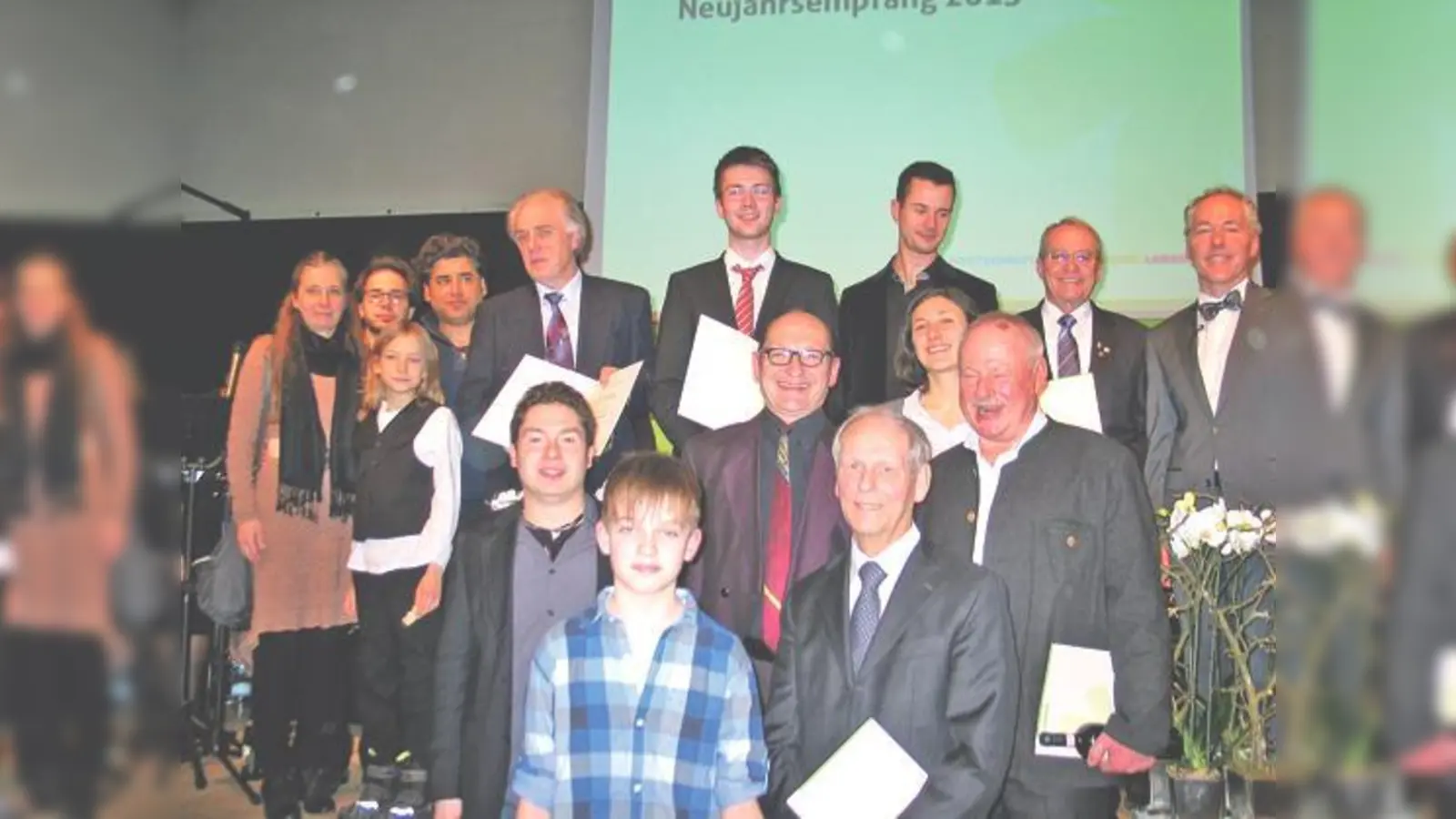 Neubibergs Bürgermeister Günter Heyland (r.) freute sich, beim Neujahrsempfang verdiente Bürger auszeichnen zu dürfen. 	 (Foto: Boschert)