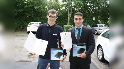 Ehrung für die Jahrgangsbesten: Selim Aydin (re.) hat mit Note 1 seine Ausbildung zum Kaufmann im Einzelhandel abgeschlossen. Alexander Wesinger hat mit Bestnote die Ausbildung zum Verkäufer absolviert und kommt nun ins dritte Lehrjahr. (Foto: sb)