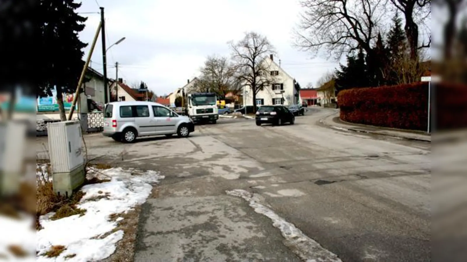 Teile der Herbergstraße (vorne und im Hintergrund links) will die Stadt voraussichtlich im Herbst 2013 sanieren und erstmalig herstellen. 	 (Foto: ws)