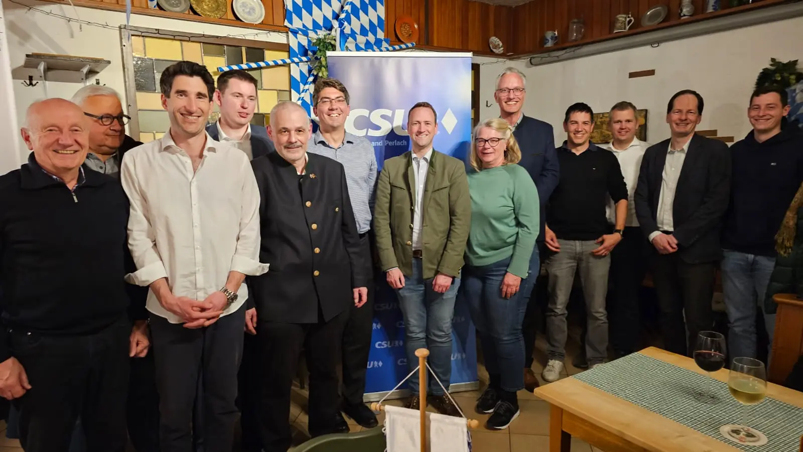 Der neue Vorstand v.l.: Karl Schenk, Wolfgang Thalmeir, Alexander Hameder, Thomas Kauer, Werner Ruf, Mark Schlögel, Simon Soukup, Angelika Thalmeir, Peter Wimmer, Anton Harris, Claus Götzer, Simon und Maximilian Garbarsky. (Foto: CSU)