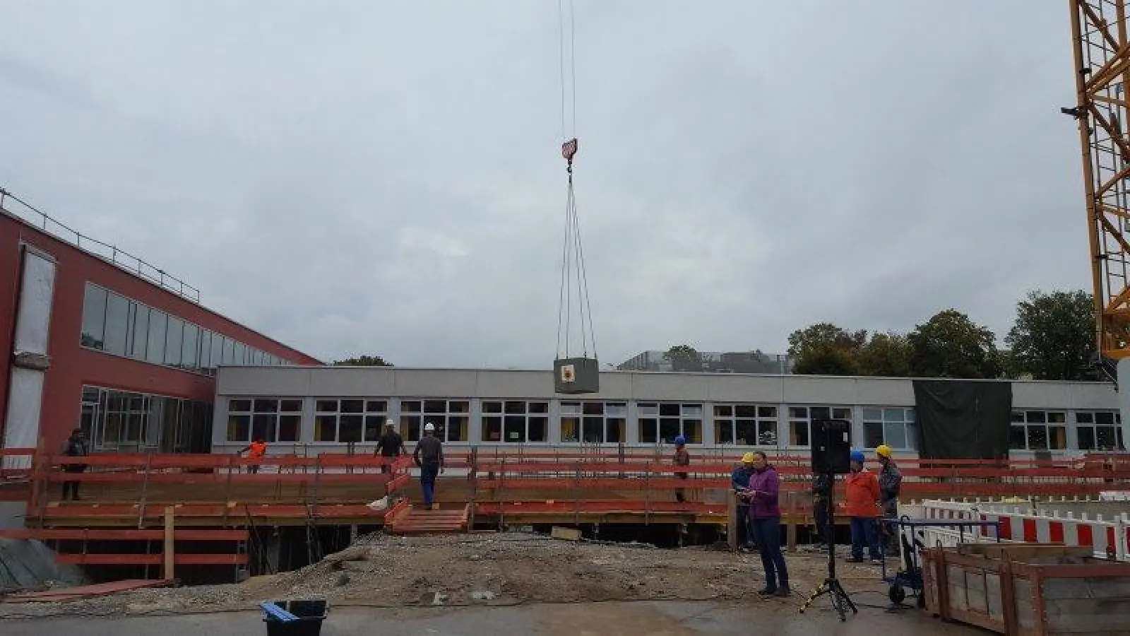 Der Grundstein am Erweiterungsbau der Grundschule wird gelegt. (Foto: Gem)