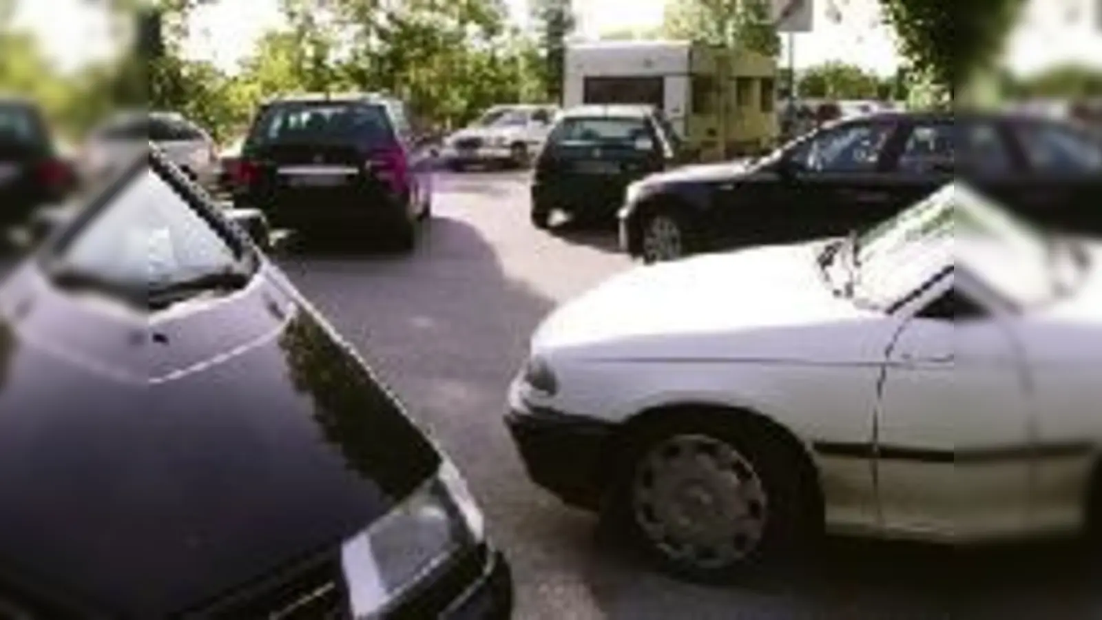 An manchen Samstagen geht zwischen der Burgauer Straße und Am Eicherhof gar nichts mehr. Der dortige Flohmarkt sorgt für Verkehrschaos.  (Foto: Karl Hirt)