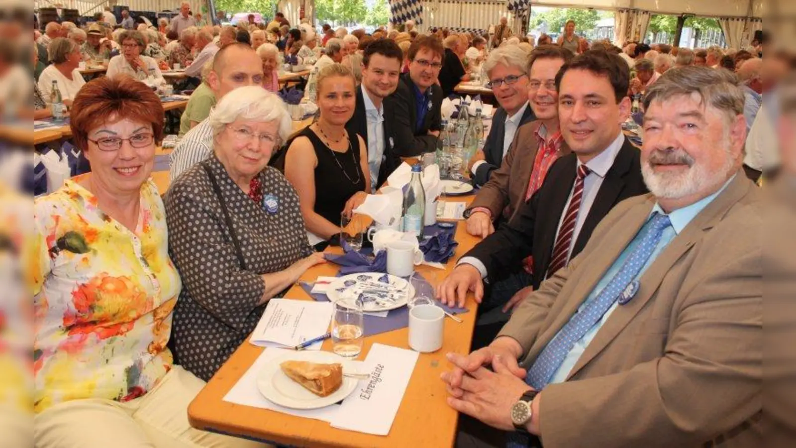 Der VdK beim Haderner Dorffest: Bezirksrätin Irmgard Hofmann, VdK-Präsidentin Ulrike Mascher, Volker Böcker (VdK), Behindertenbeauftragte Verena Bentele und Münchens Kreisgeschäftsführer Marian Indlekofer (linke Seite von vorne) mit Münchens VdK-Kreisverbandsvorsitzendem Günter Jockisch, Staatssekretär Georg Eisenreich, Robert Erhardt (stv. VdK-Kreisverbandsvorsitzender München) und VdK-Landesgeschäftsführer Michael Pausder (rechte Seite von vorne). (Foto: job)