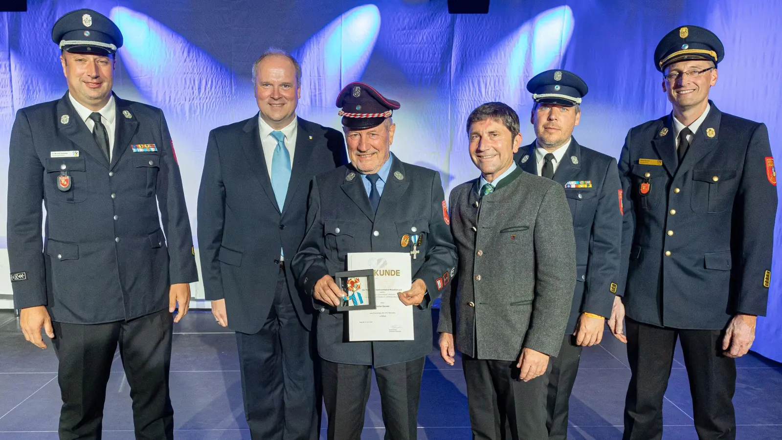 Bei der Ehrung (v.l.) Kommandant Michael Spitzweg, Landrat Christoph Göbel, Ehrenvorsitzender Stefan Ganser, 1. BGM Andreas Kemmelmeyer, KBM Kilian Wimmer und KBR Harald Stoiber. (Foto: Robert Kiderle)