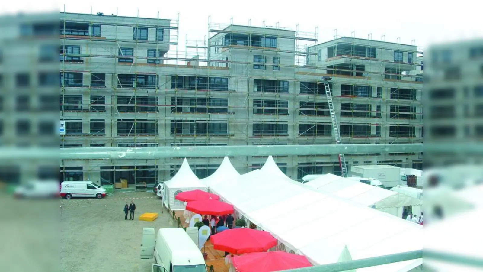 Prägendes Element am Neubau sind die Zinnen, zweigeschossige Aufsätze, in denen Penthauswohnungen entstehen. (Foto: bb)