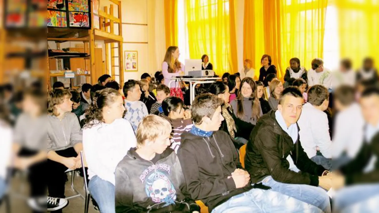 Gespannt verfolgten die Simmernschüler den anschaulichen Vortrag von Olivia Lucas.	 (Foto: Schule)