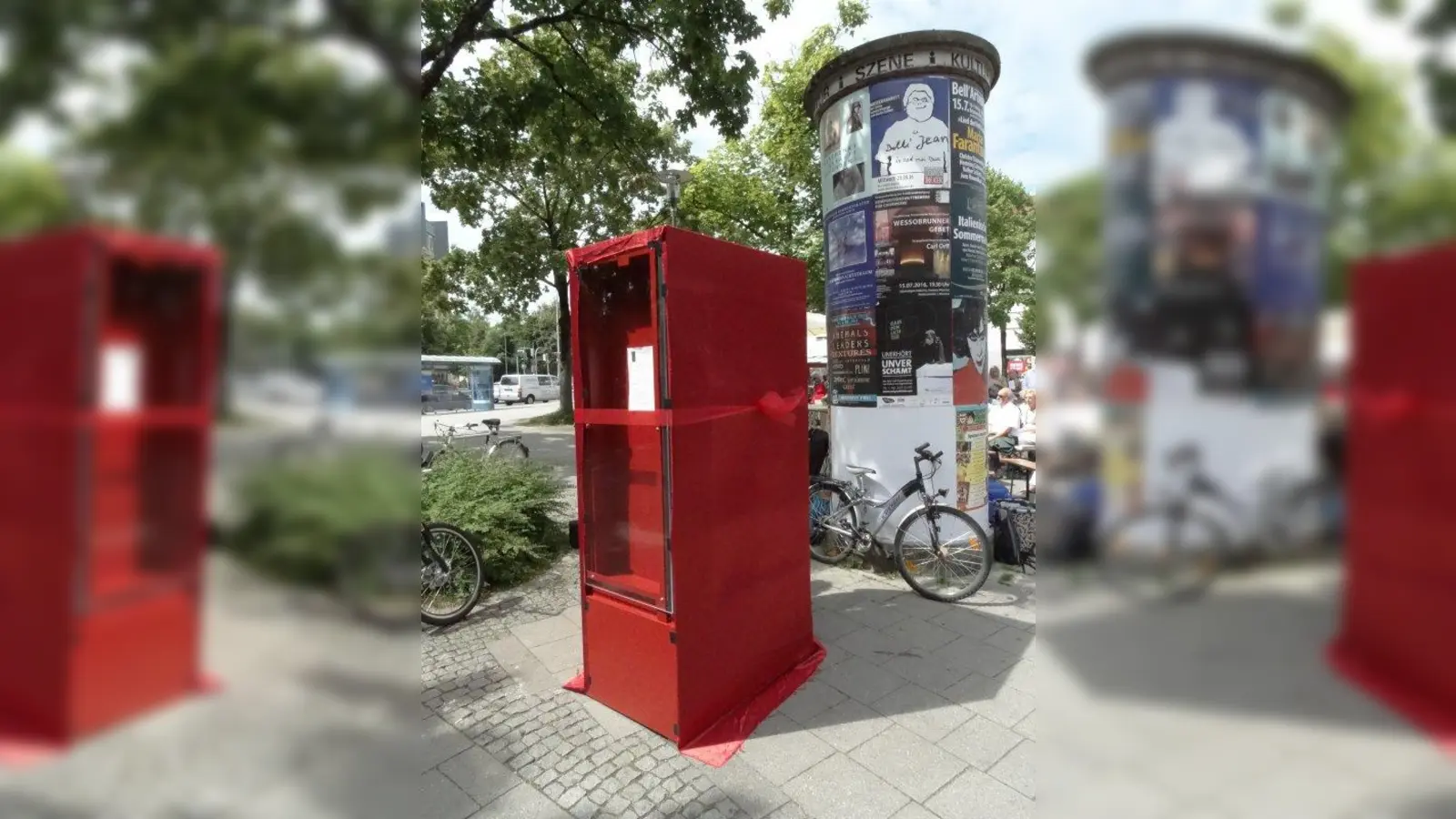 Vor der Einweihung: Da war der Bücherschrank noch verhüllt. Zu finden ist er auf dem Partnachplatz gleich neben der Litfaßsäule. (Foto: tab)