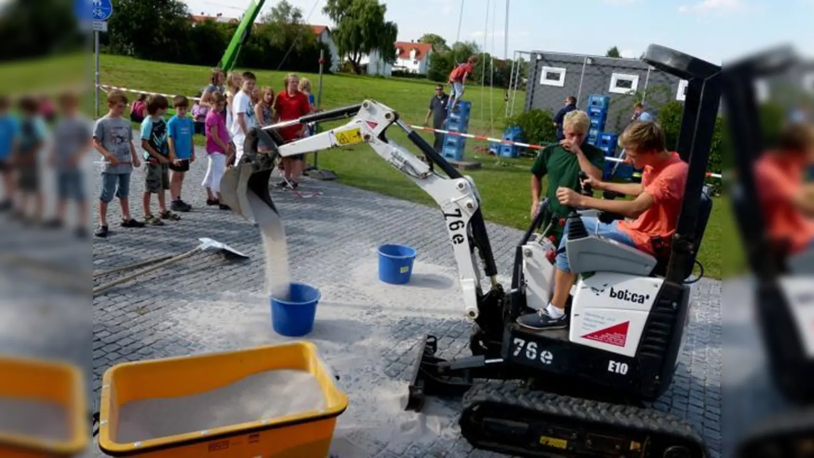 Für die Jugendlichen bot der Aktivbereich Kistenklettern und selbst Bagger fahren. 	 (Fotos: bb)