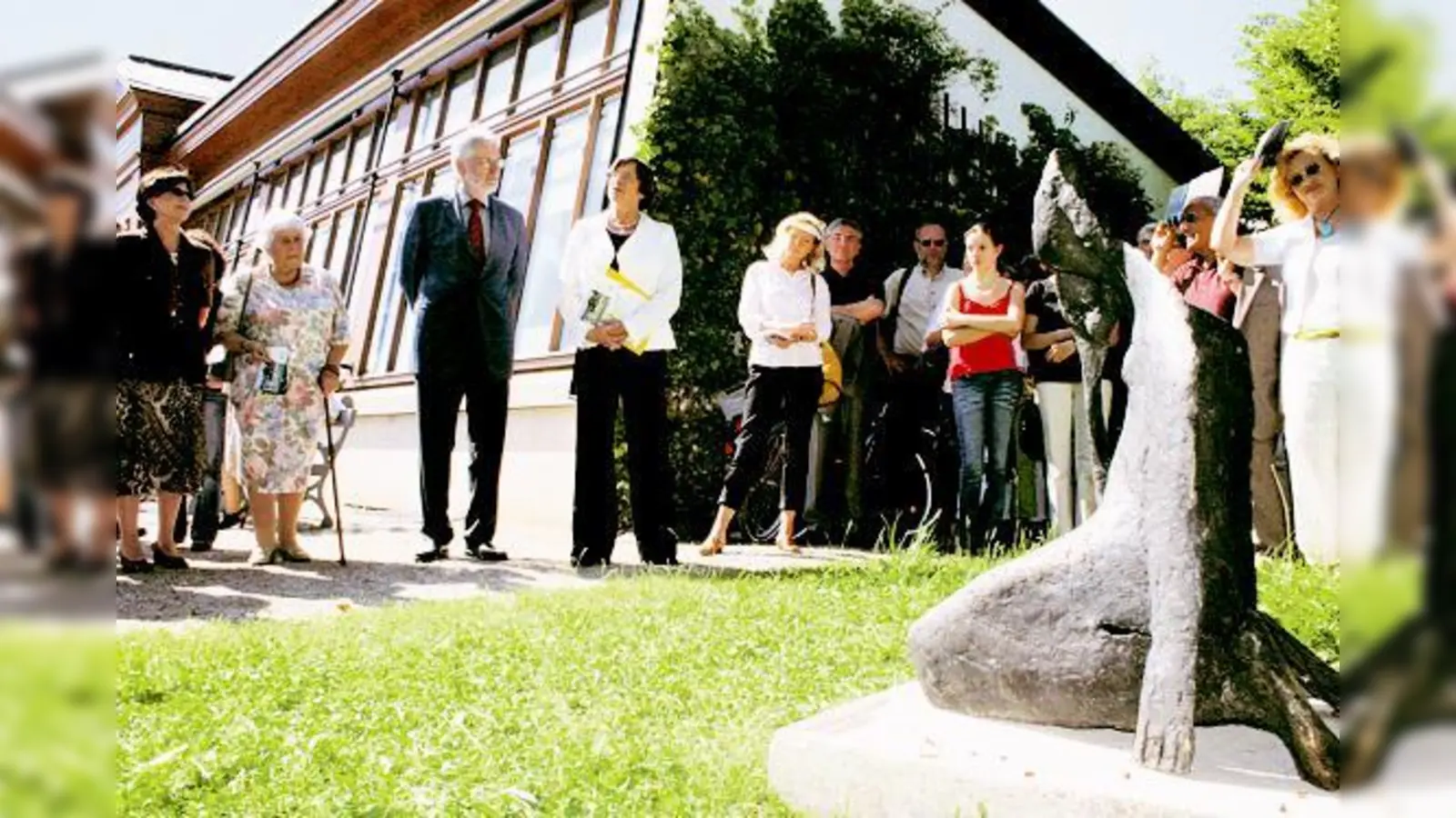 Ismanings Rathauschef Michael Sedlmair und die Leiterin des Kallmann-Museums, Gisela Hesse, (beide Mitte) haben am Sonntag in der Gemeinde »Kunstwerke im öffentlichen Raum« vorgestellt.	 (Foto: ko)