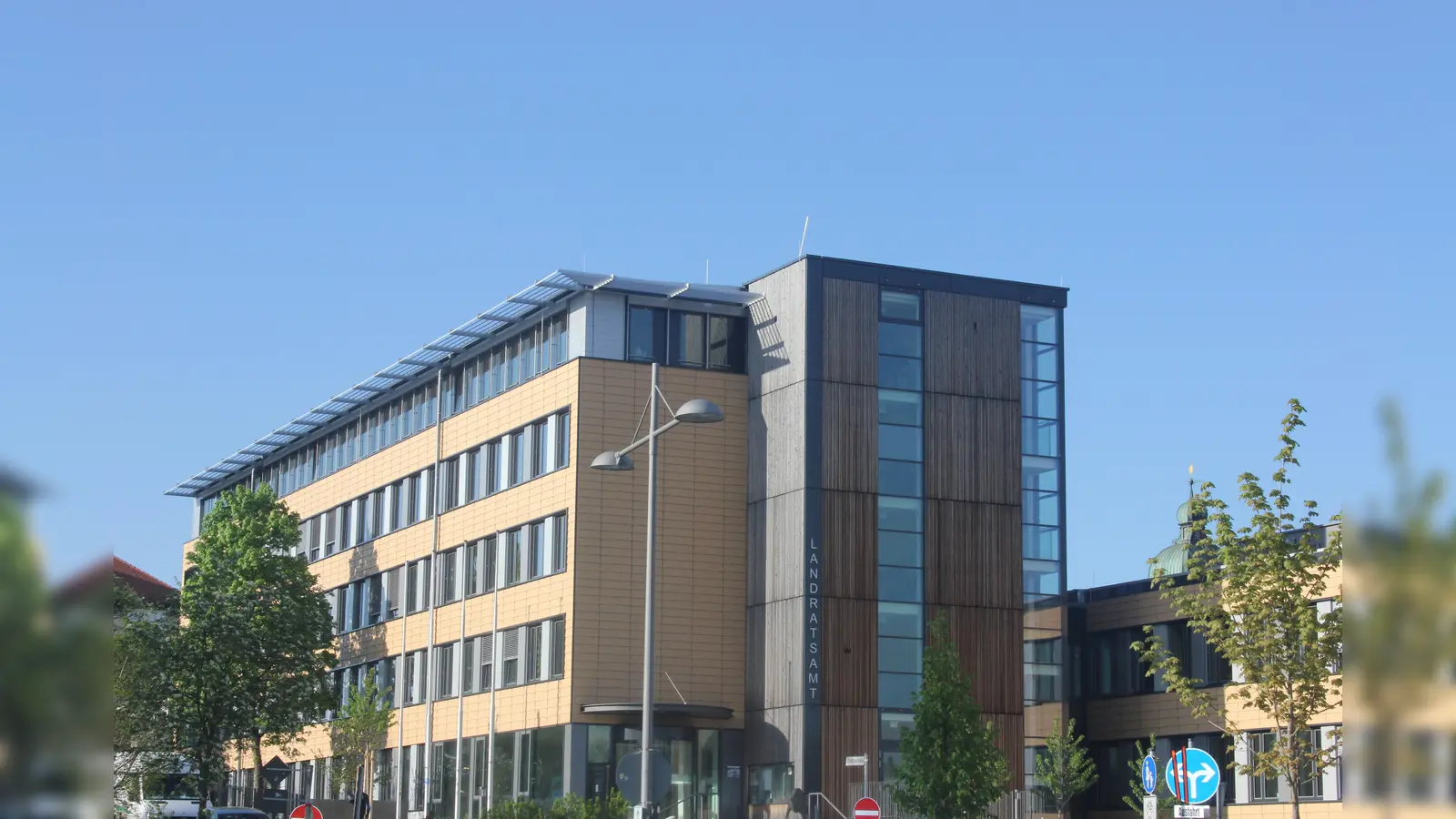 Das Landratsamt Ebersberg, hier tagt der Kreistag, der am 15. März neu gewählt wird.  (Foto: sd)