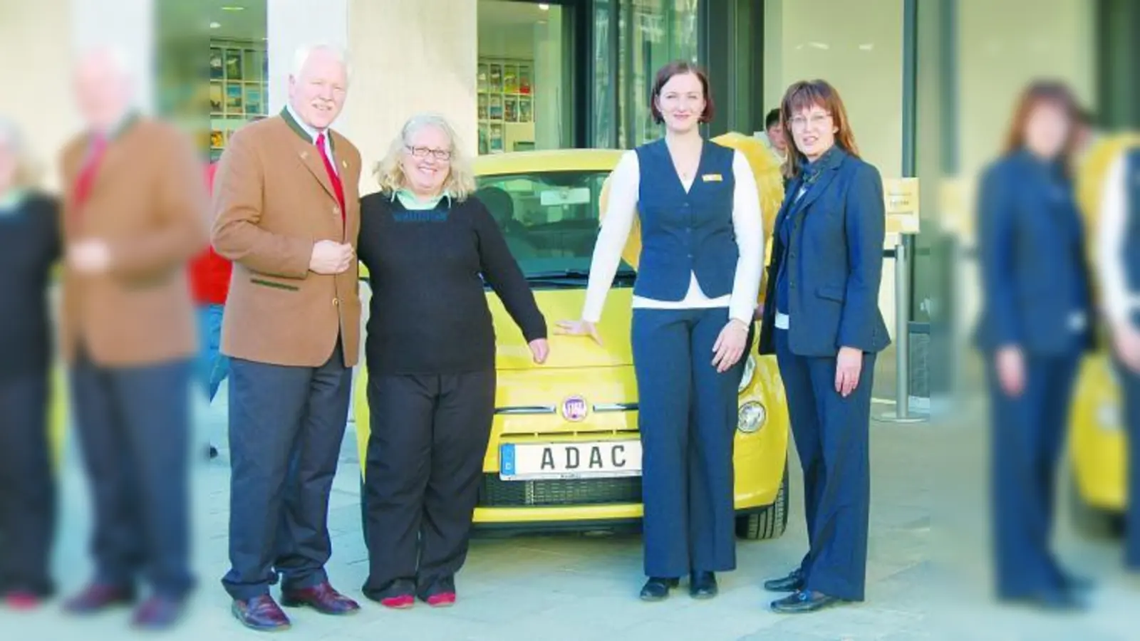 Ewa Djobo (2. v. l.) ist die Gewinnerin eines Fiat 500, Hauptpreis beim Gewinnspiel zur Wiedereröffnung des ADAC Service Centers München Mitte am Sendlinger-Tor-Platz . Mit ihr freuten sich ADAC Südbayern-Schatzmeister Manfred Resch, Glücksengel Andrea und Center-Leiterin Ingeborg Huhle (v. l.).