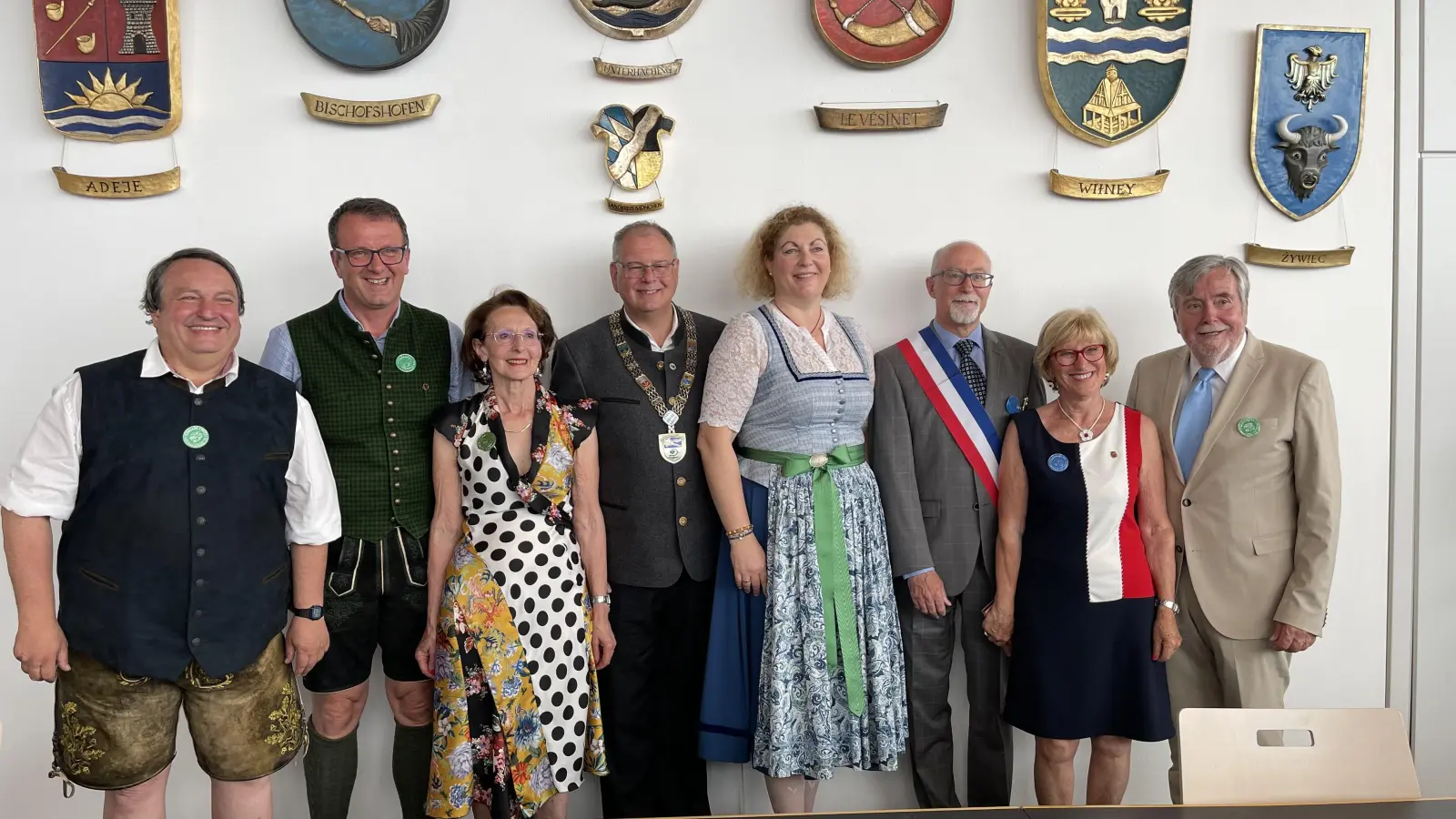Feierten gemeinsam 45 Jahre Partnerschaft: v.l. Richard Raiser, Vize-Brgm. Josef Mairhofer (Bischofshofen), Annemarie Borderie (Le Vesinet), Brgm. Wolfgang Panzer, Renate Fichtinger, Dedier Gueremy, Edith Fischof (beide Le Vesinet) und Thomas Jaeger (Vor. Städtepartnerschaftskreis). (Foto: hw)