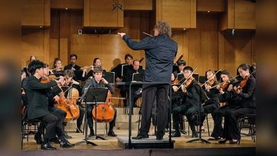 Das Hochschulsymphonieorchester der HMTM spielt unter der Leitung von Marcus Bosch (Mitte).  (Foto: © Severin Vogl)