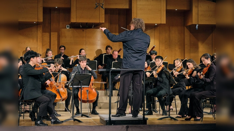 Das Hochschulsymphonieorchester der HMTM spielt unter der Leitung von Marcus Bosch (Mitte).  (Foto: © Severin Vogl)