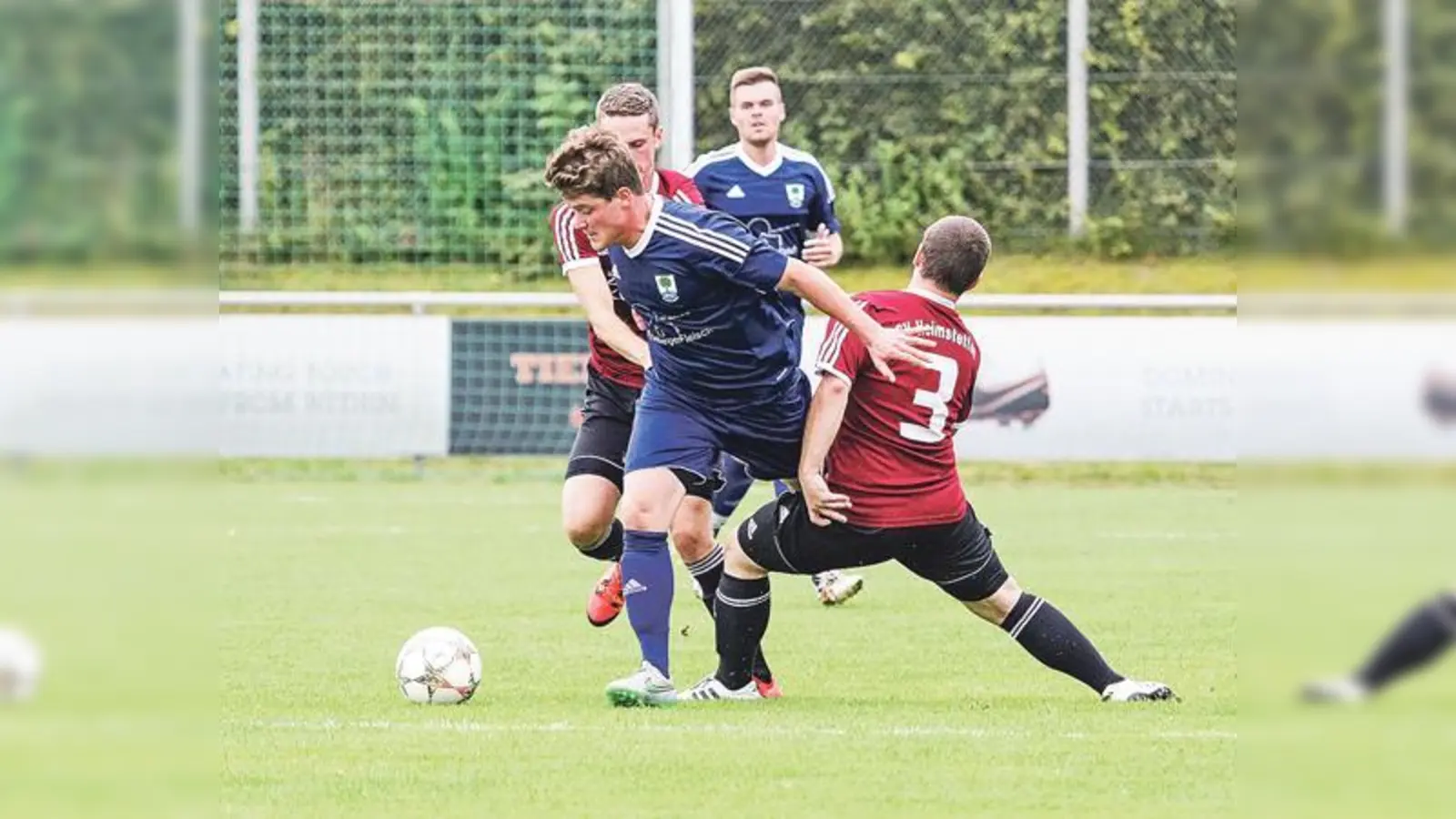 In den Fußball-Kreisligen trennt sich langsam die Spreu vom Weizen. Die Münchner Wochenanzeiger sind immer auf Ballhöhe. 	 (Foto: Christian Riedel)