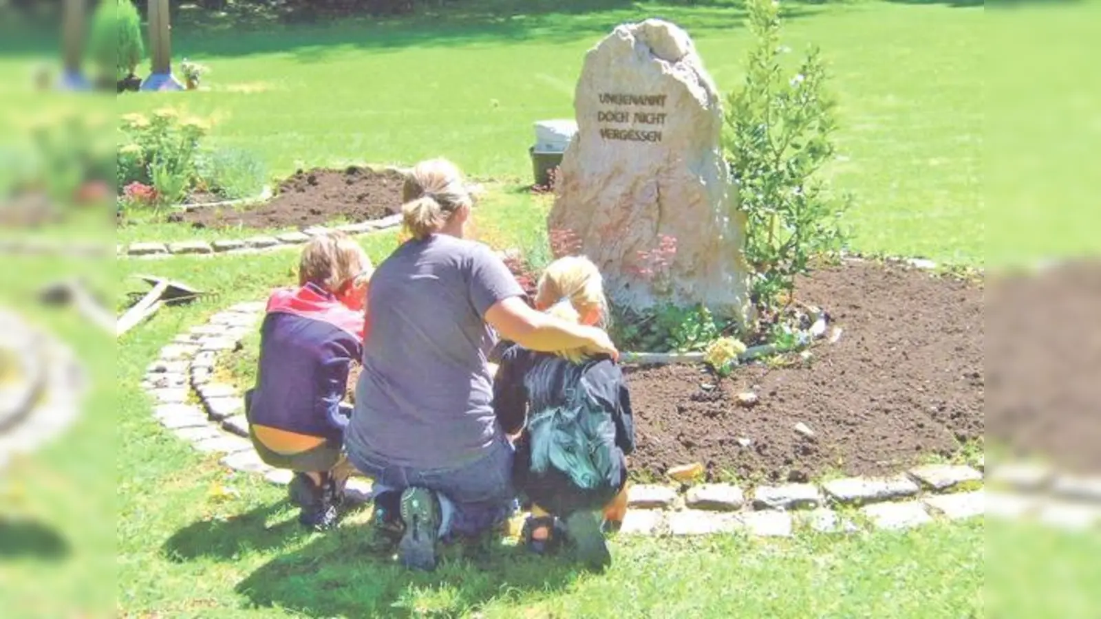 An die Angehörigen gedacht, hat man bei der Neugestaltung der anonymen ­Urnengräber am Taufkirchner Gemeindefriedhof.  (Foto: Andrea Pietsch)