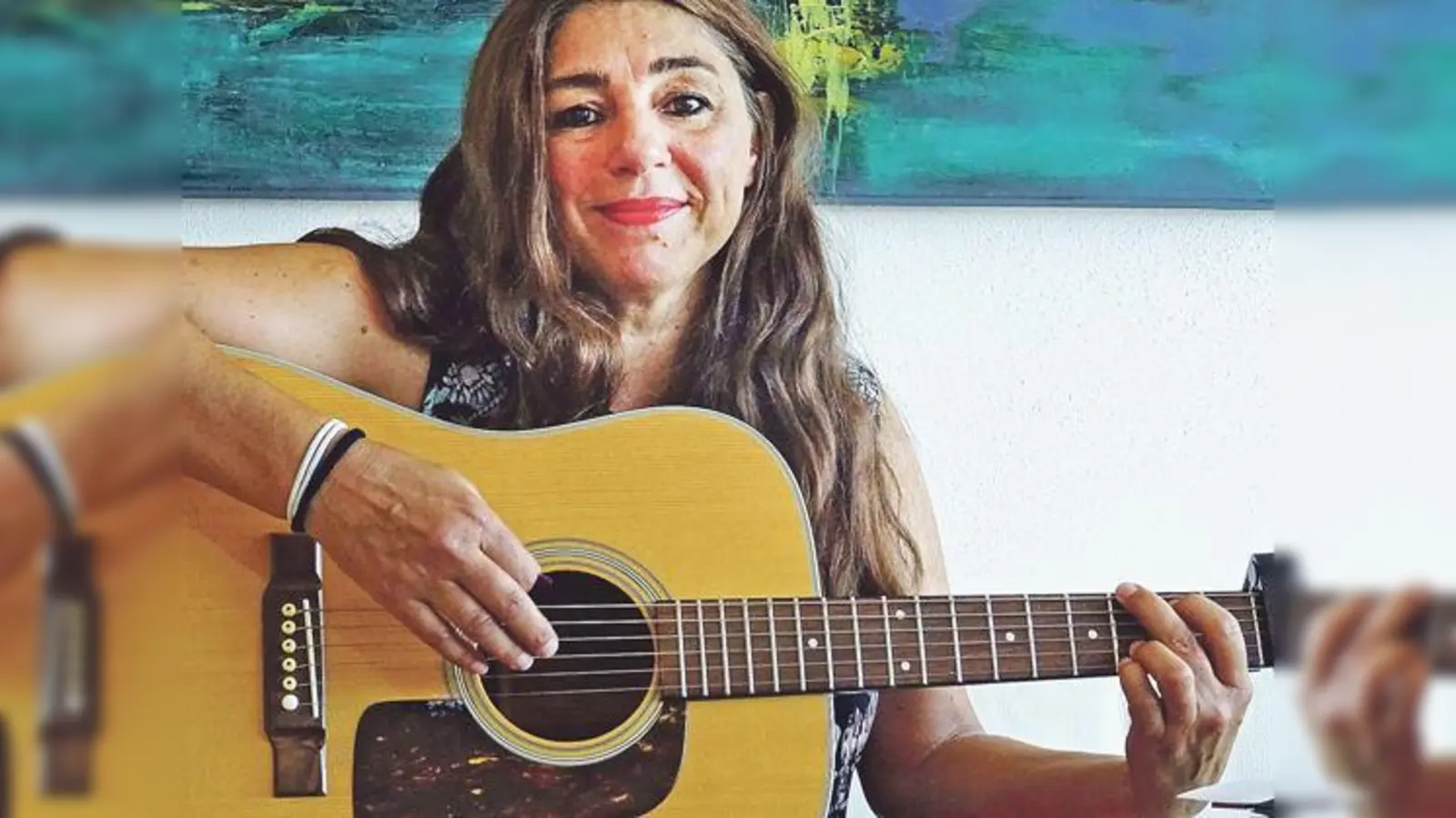 An der Gitarre mutiert die am Pinsel so impulsive Multi-Künstlerin zur Meisterin der leisen, nachdenklichen Töne. 	 (Foto: kw)